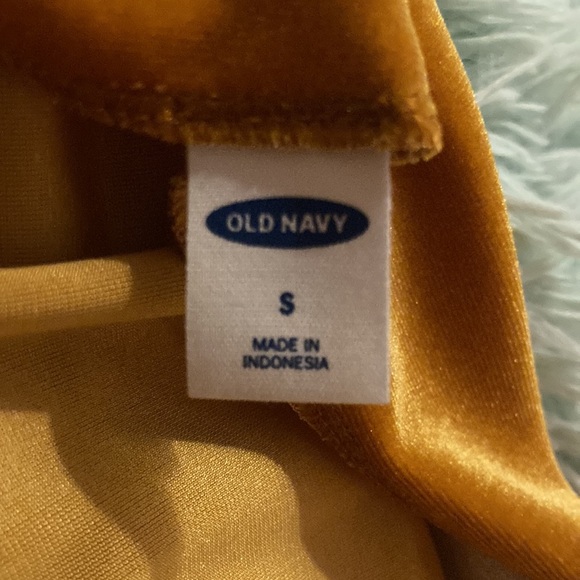 Cute gold velvet textured top - Picture 6 of 6